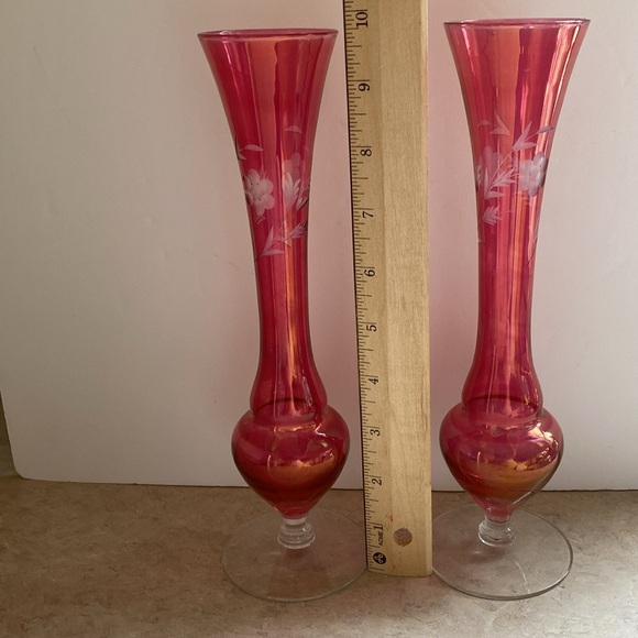 Beautiful Cranberry glass cut to clear tall bud flower vase (2) - Picture 4 of 9